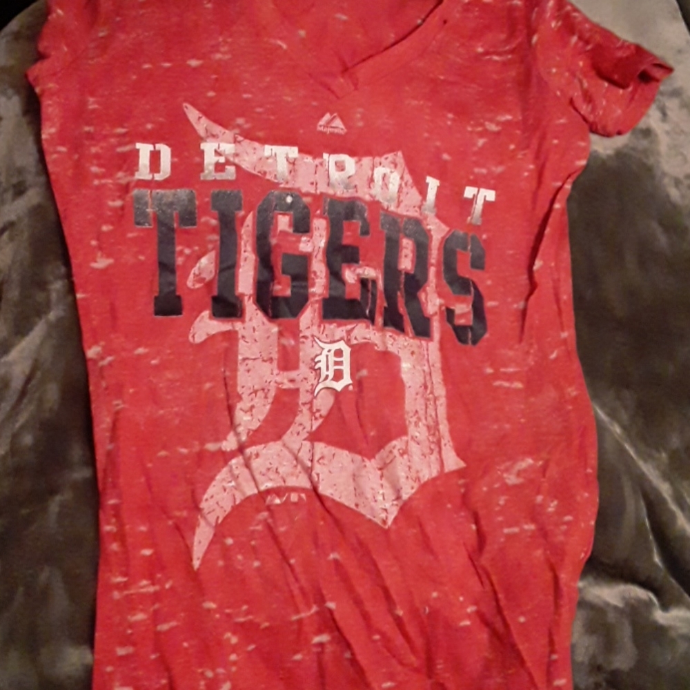 Detroit tigers v neck tshirt